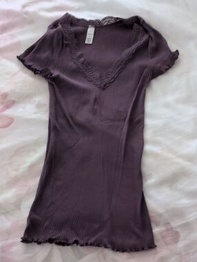 Merona Ribbed V-Neck Tee in Plum